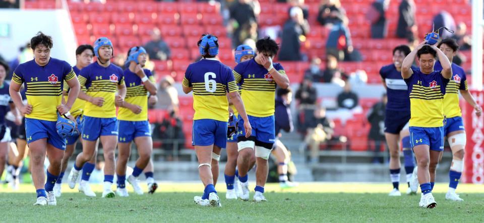 　桐蔭学園に敗れ、肩を落とす京都成章フィフティーン