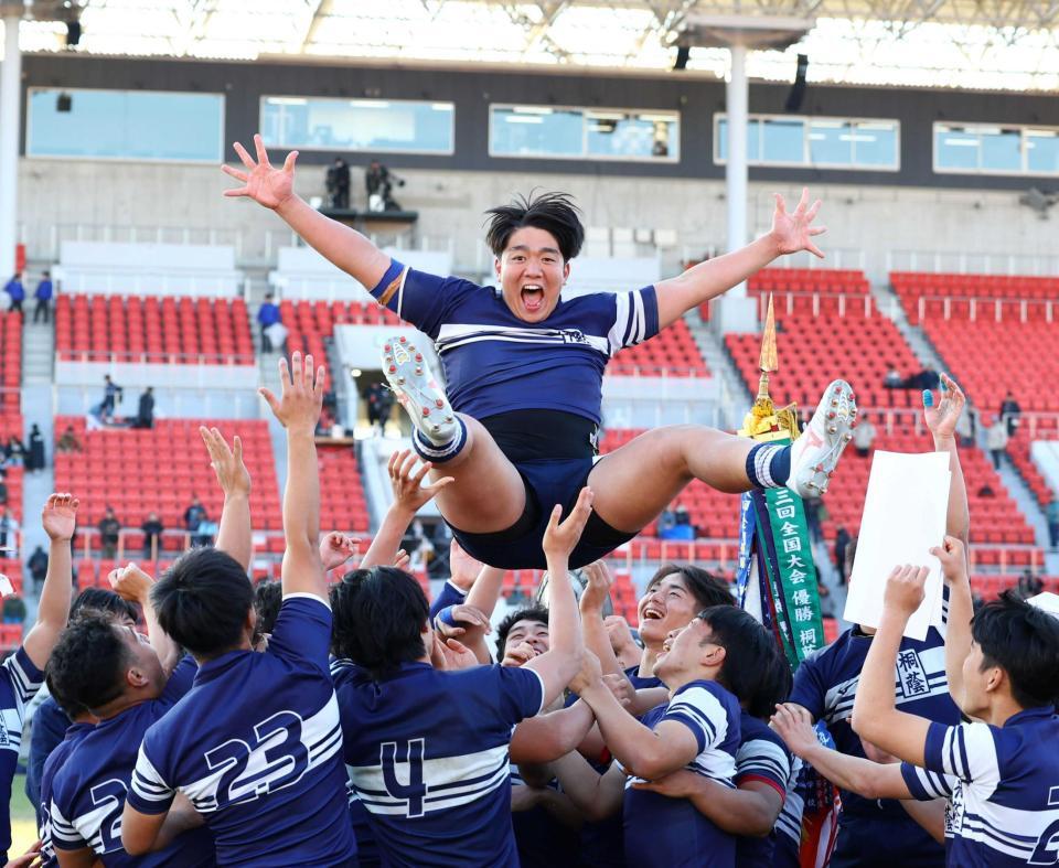 　３連覇で６度目の優勝を決め、フィフティーンから胴上げされる桐蔭学園・堂薗主将（撮影・山口登）