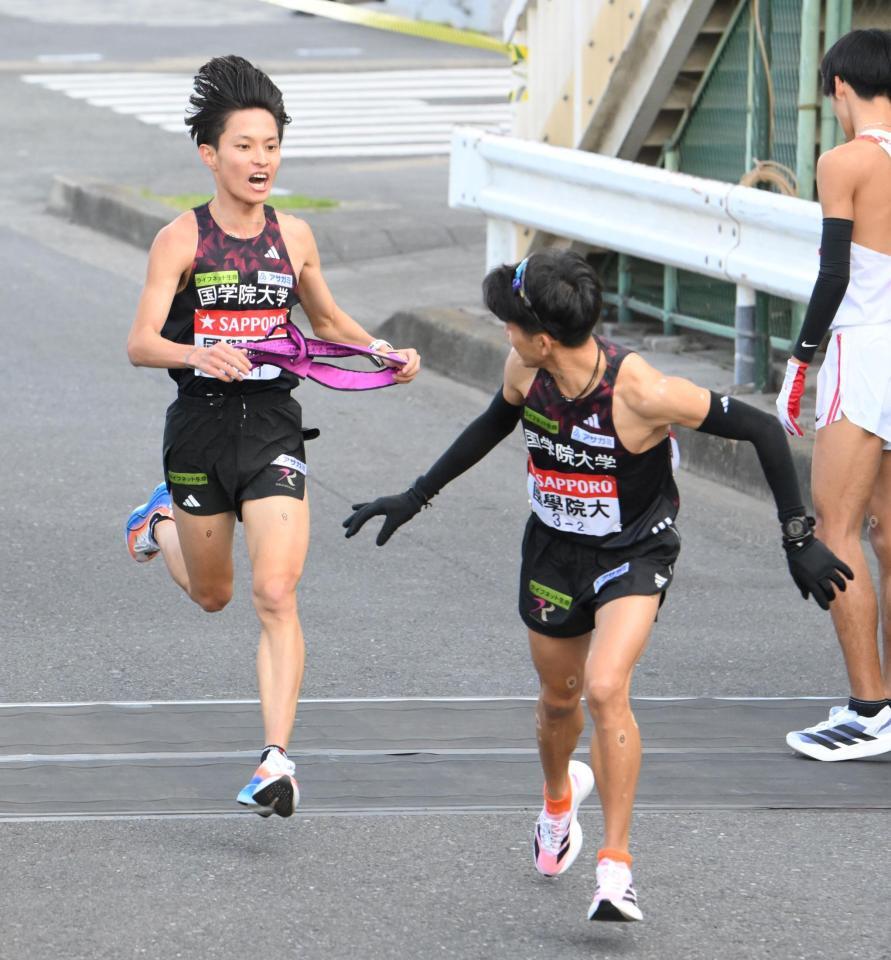 　区間新記録の快走で上原琉翔（右）にたすきをつなぐ国学院大・青木瑠郁＝２日