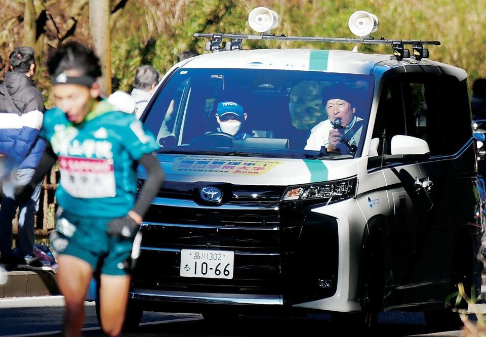 　５区、黒田（手前）に声をかける青学大・原監督＝１月２日