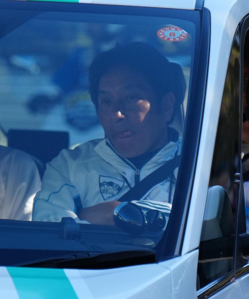 　３区、監督車で移動する青学大・原監督＝１月２日