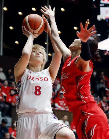 　デンソー-富士通　第４クオーター、シュートを放つデンソー・高田（８）＝代々木第二体育館