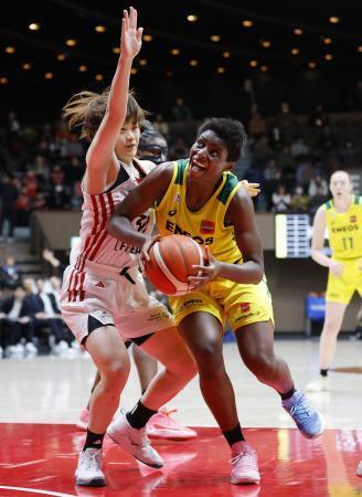 　トヨタ自動車-ＥＮＥＯＳ　第２クオーター、攻め込むＥＮＥＯＳ・馬瓜（右）＝代々木第二体育館