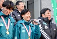 　箱根駅伝優勝報告会であいさつする青学大の黒田朝日（左）。右は原監督