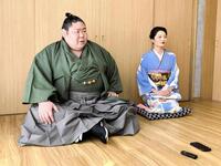 夫人とともに結婚会見を行った剣翔