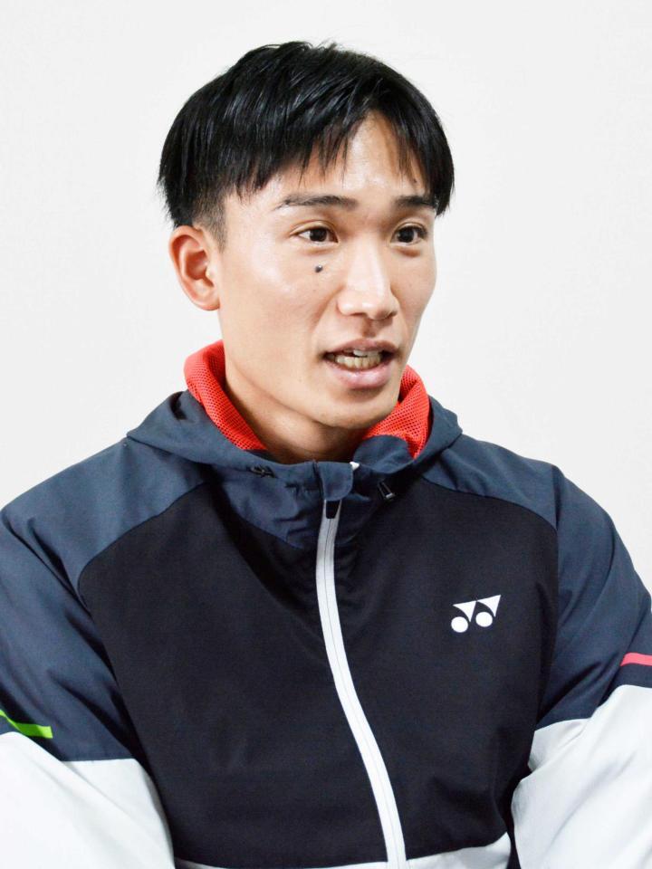 　インタビューに応じる桃田賢斗