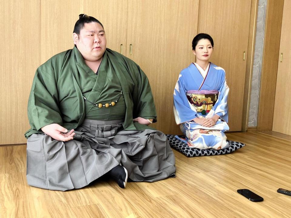 夫人とともに結婚会見を行った剣翔