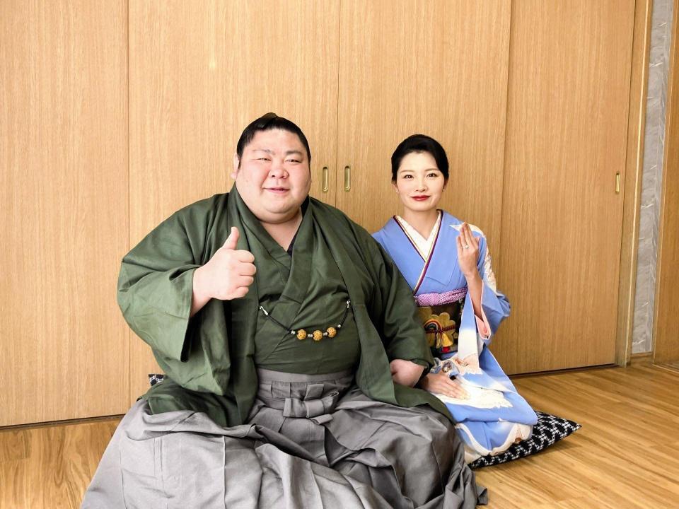 祐華さんとともに結婚会見を行った剣翔