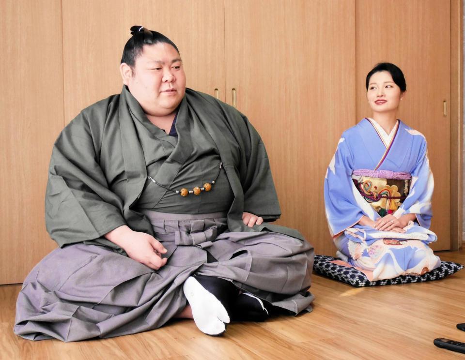 結婚を発表した剣翔と祐華さん＝埼玉・草加市