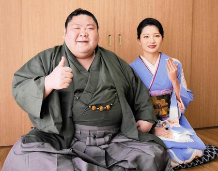 　結婚を発表した剣翔（左）と祐華さん