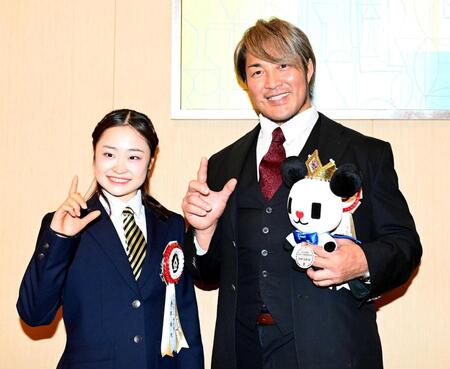 　新日本プロレス・棚橋社長（右）とポーズをとる島田麻央（撮影・園田高夫）