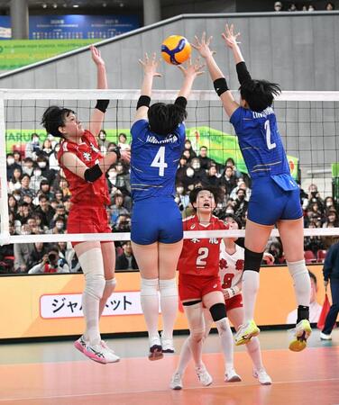 東九州龍谷・忠願寺莉桜（左）のスパイクが金蘭会・馬場柚希（左）にブロックされる（撮影・持木克友）