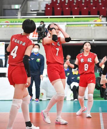 金蘭会に敗れた東九州龍谷・忠願寺莉桜（中央）＝撮影・持木克友