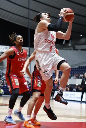 　Ａ東京-三遠　第２クオーター、攻め込むＡ東京・テーブス＝国立代々木競技場