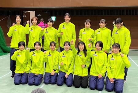 兵庫県のキャプテンとして気勢を上げる田中希実（前列右から３人目）