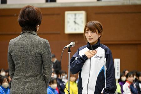 　全国都道府県対抗女子駅伝の開会式で、選手宣誓をする青森の木田果穂主将＝１０日、京都市