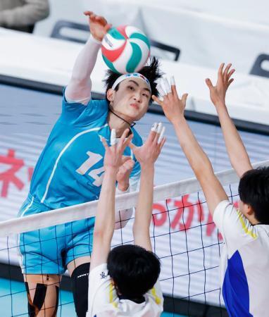 　駿台学園-清風　第４セット、スパイクを放つ清風・西村＝東京体育館