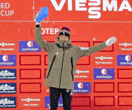 ノルディックスキー複合のＷ杯最多出場記録を達成して表彰され、歓声に応える渡部暁斗（共同）