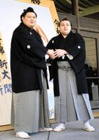 優勝額贈呈式で握手を交わす（左から）大の里、安青錦