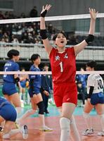 第３セット、ブロックを決めて喜ぶ東九州龍谷・忠願寺