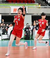 第５セット、スパイクを決めてガッツポーズする東九州龍谷・忠願寺