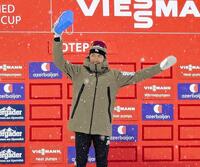 ノルディックスキー複合のＷ杯最多出場記録を達成して表彰され、歓声に応える渡部暁斗（共同）