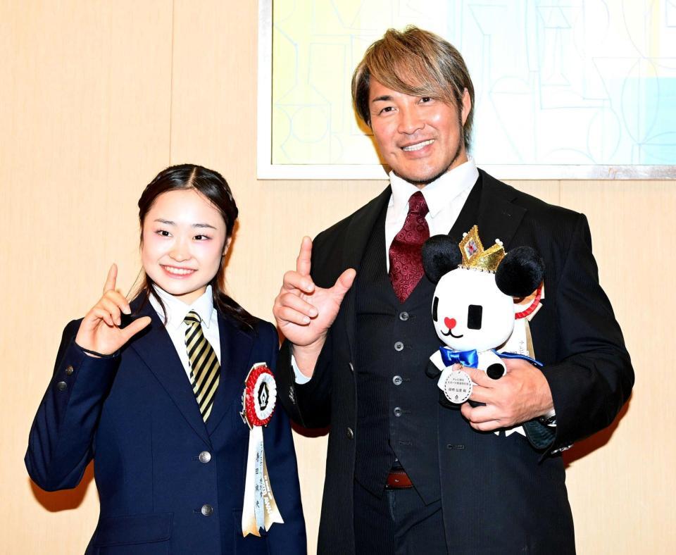 　新日本プロレス・棚橋社長（右）とポーズをとる島田麻央（撮影・園田高夫）