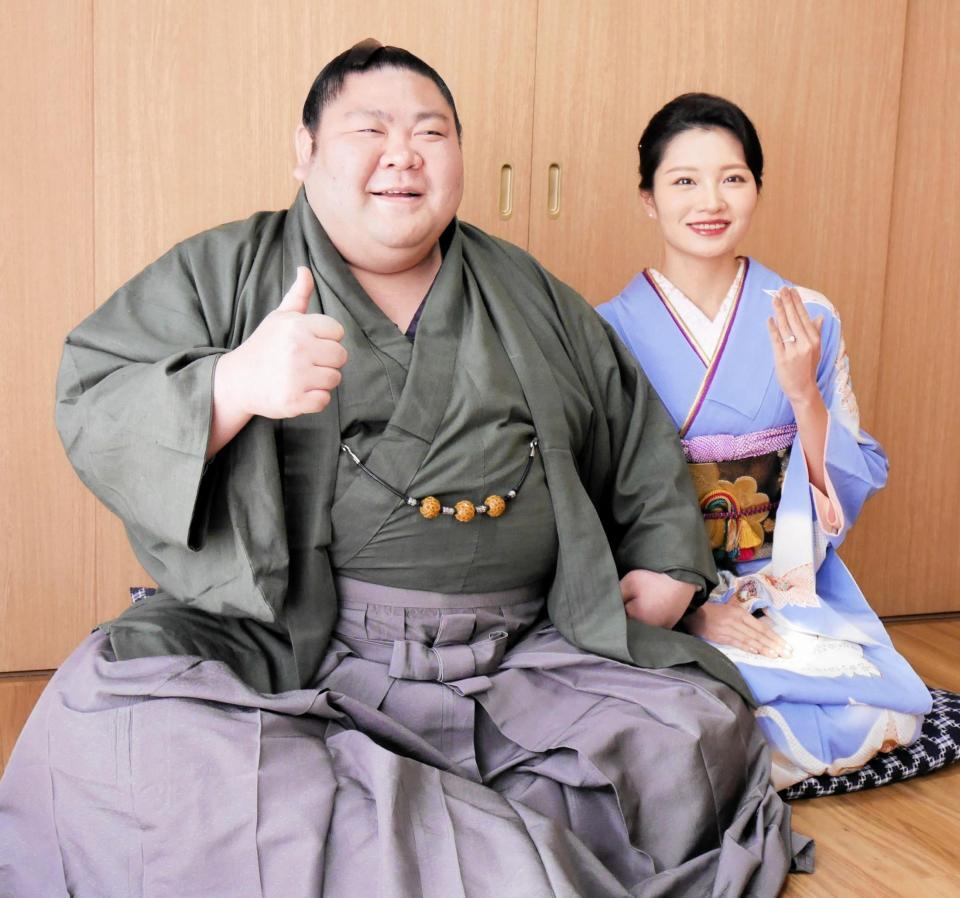 結婚を発表した剣翔と祐華さん＝埼玉・草加市