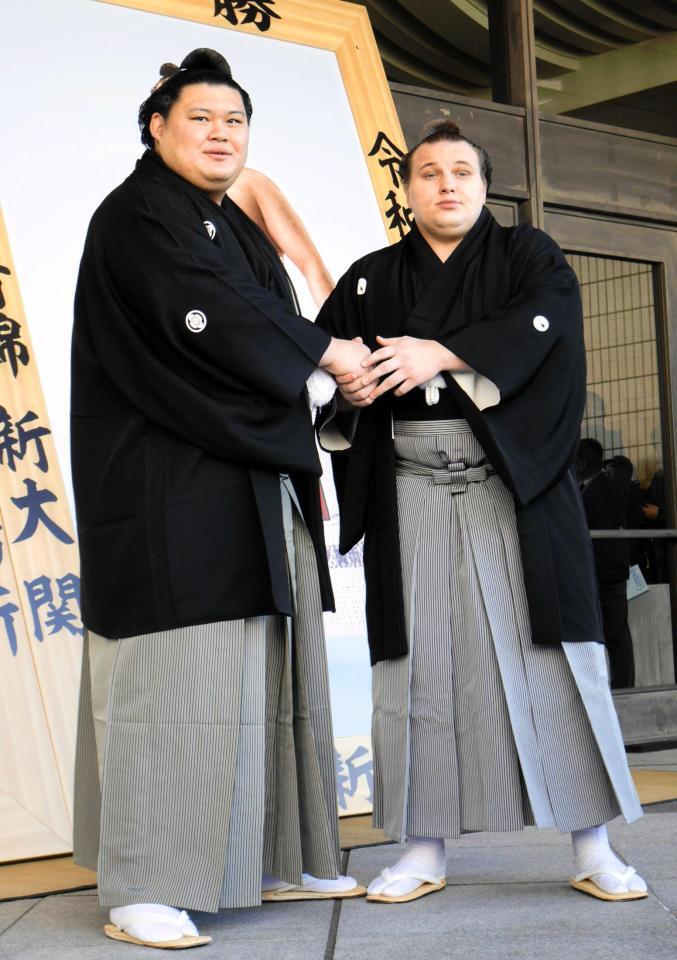 優勝額贈呈式で握手を交わす（左から）大の里、安青錦