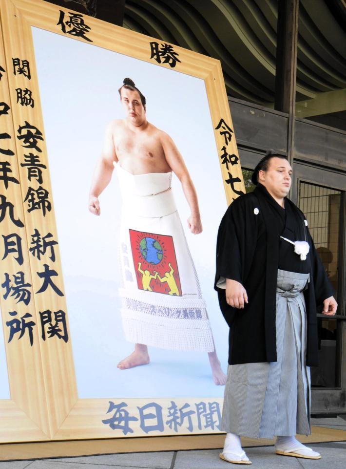 優勝額贈呈式に臨む安青錦