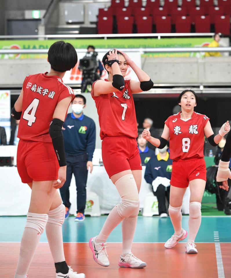 金蘭会に敗れた東九州龍谷・忠願寺莉桜（中央）＝撮影・持木克友