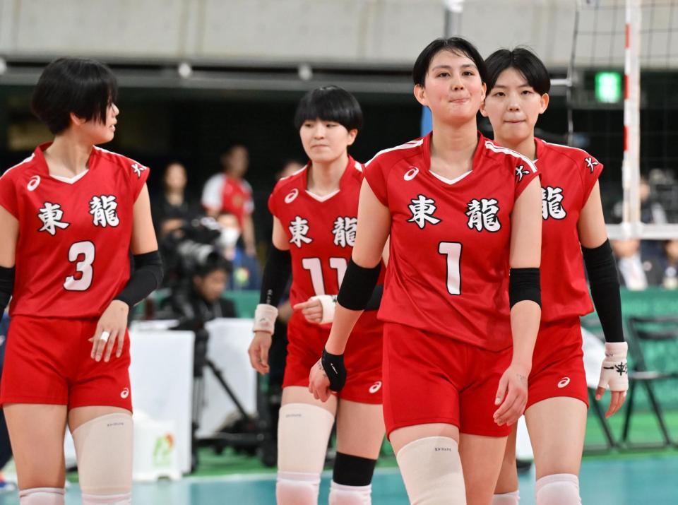 悔しさをにじませながら引き揚げる忠願寺（右から２人目）ら東九州龍谷の選手たち