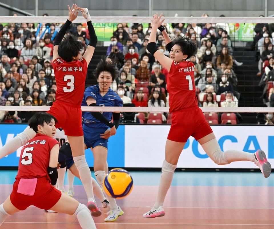 第５セット、相手にスパイクを決められる忠願寺（右）ら東九州龍谷の選手たち