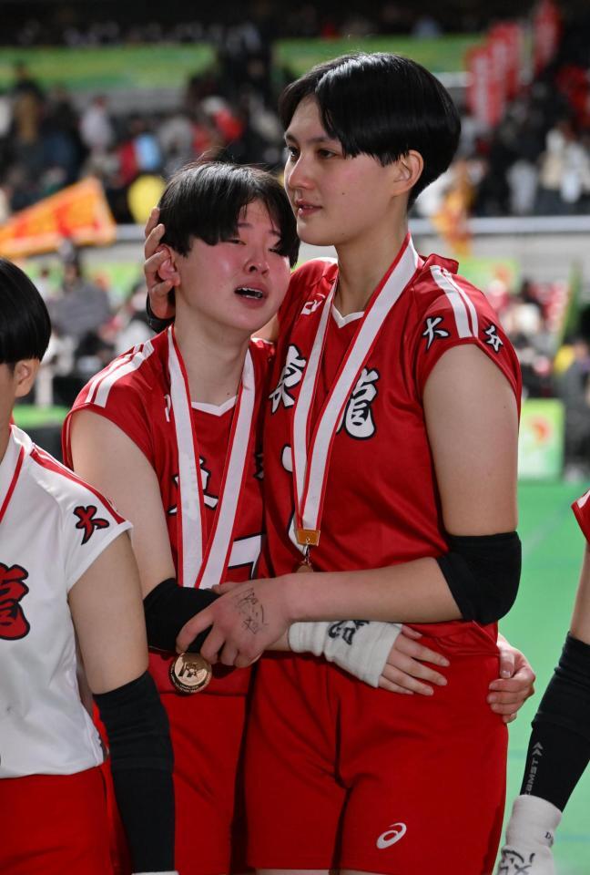 泣きじゃくるチームメートを抱き寄せる東九州龍谷・忠願寺（右