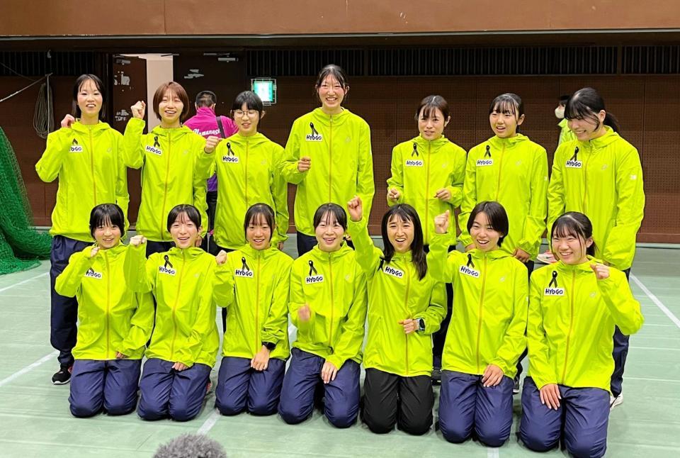 兵庫県のキャプテンとして気勢を上げる田中希実（前列右から３人目）