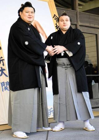 優勝額贈呈式で握手を交わす（左から）大の里、安青錦