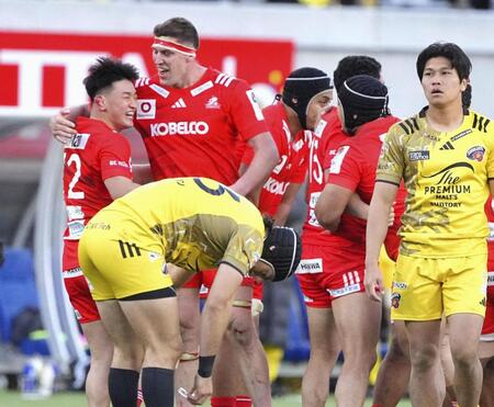 　東京ＳＧに逆転勝ちし、喜ぶ神戸・李承信（左端）とレタリック（同２人目）ら