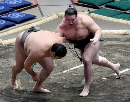 　天昇山（左）を上手出し投げで破った旭富士（撮影・佐藤厚）