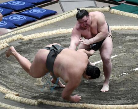 　天昇山（左）を上手出し投げで破った旭富士（撮影・佐藤厚）