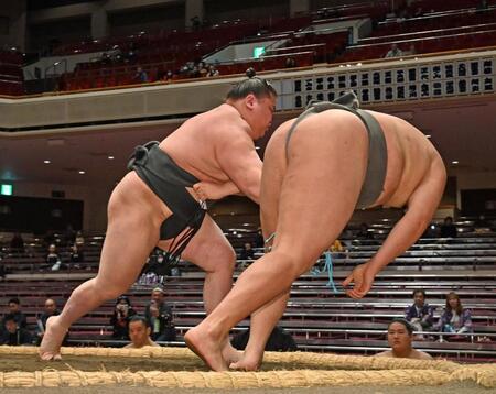 　天昇山（左）を上手出し投げで破った旭富士（撮影・持木克友）