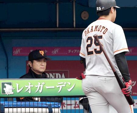 　９回、遊ゴロに倒れ重い足取りで引き揚げる岡本和（右）とベンチで険しい表情の高橋監督＝２０１８年