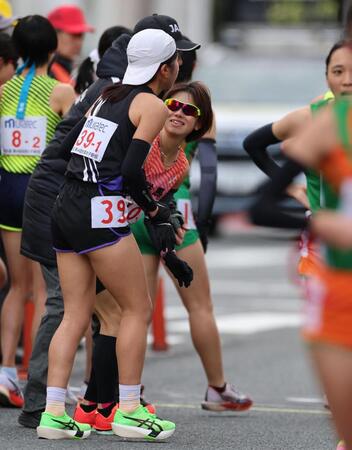 　１区を走り終えた群馬・不破聖衣来（中央）は転倒し立ち上がる（撮影・山口登）