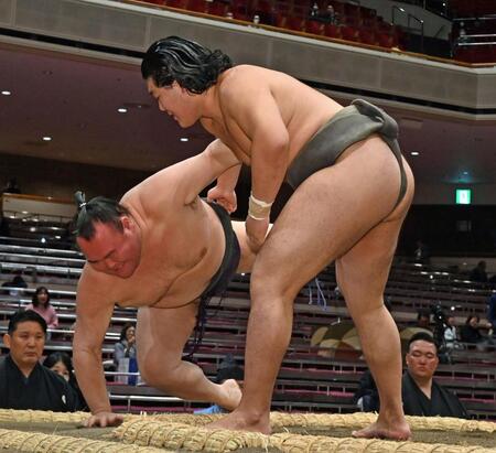 　御室岳（左）を上手投げて破った朝力丸（撮影・持木克友）