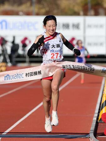 　ゴールテープを切る大阪・逸見亜優（撮影・山口登）