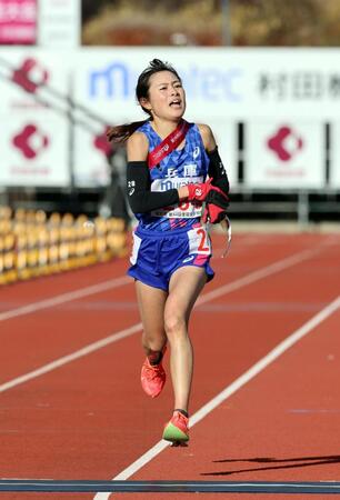 　２位でゴールする兵庫；永長里緒（撮影・山口登）