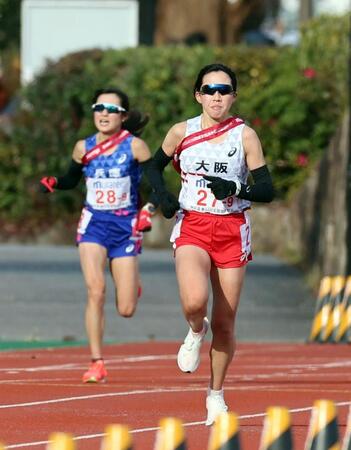 　トップの大阪・逸見亜優（右）は２位の兵庫・永長里緒を引き離しゴールへ向かう（撮影・山口登）