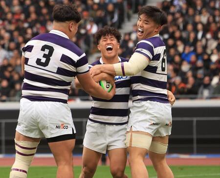 　前半、トライを決め喜ぶ明大・伊藤龍之介（撮影・金田祐二）