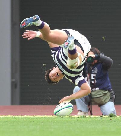 　前半、トライを決める明大・田代大介（撮影・西岡正）
