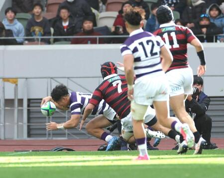 　前半、トライ決める明大・伊藤龍之介（撮影・西岡正）