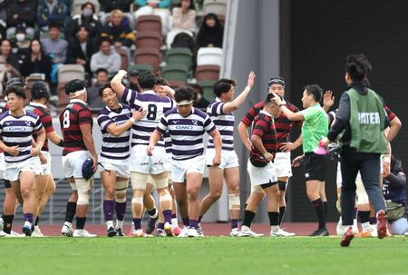 　前半、勝ち越しトライで喜ぶ明大フィフティーン（撮影・西岡正）